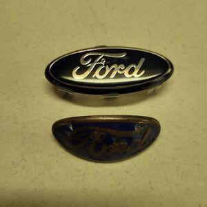 Vtg 1930s Ford Enamel Radiator Hood Grille Blue Oval Fox Company Emblem Badge